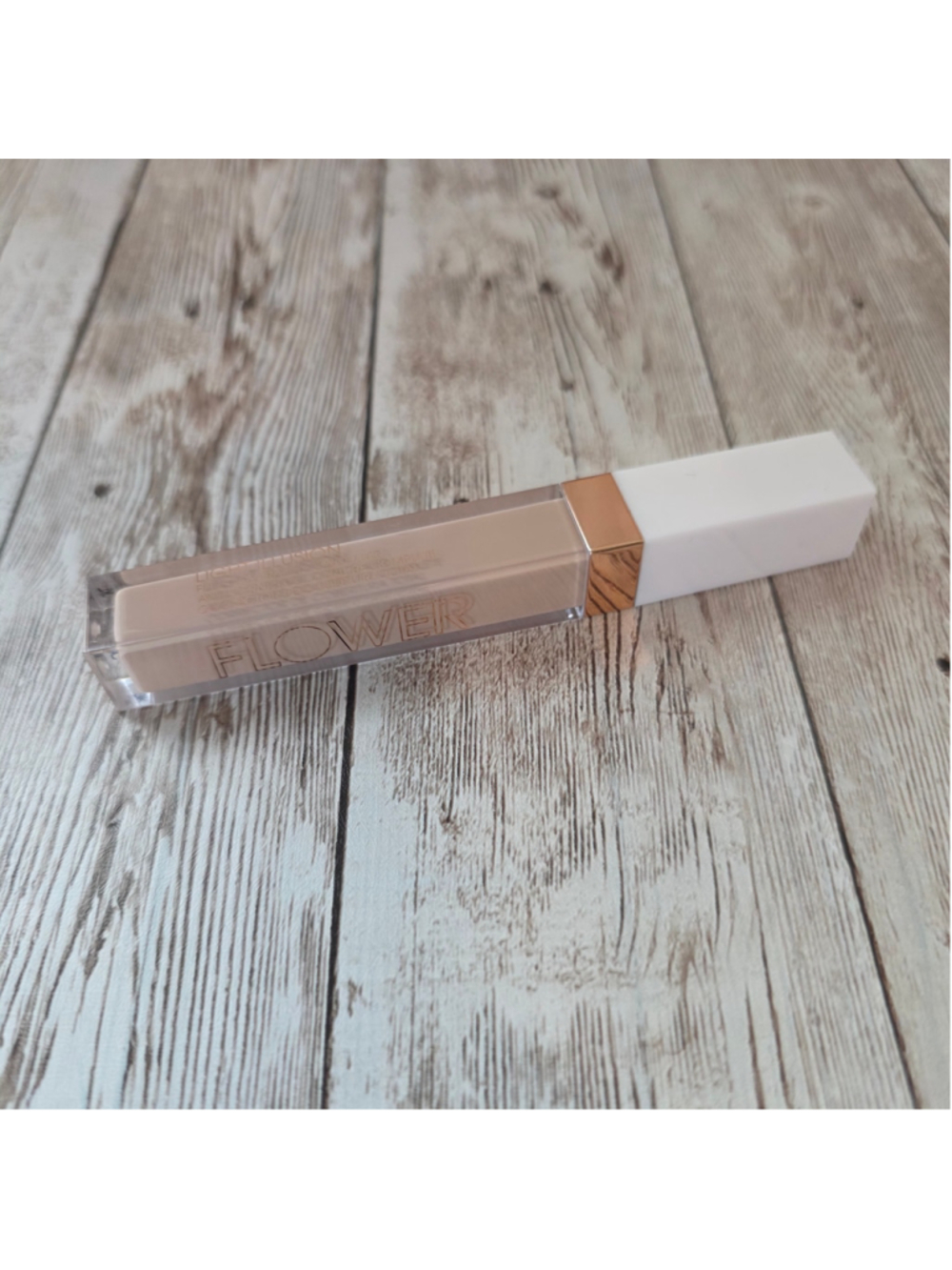 NWOT Flower Beauty Light Illusion Concealer Beige